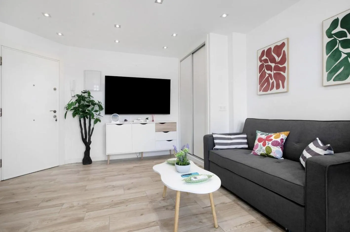 Sunny Apartment New In The Center Torremolinos